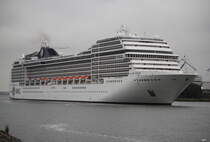 Die MSC Poesia auf ihrem Seeweg von Kopenhagen nach Stockholm am Morgen des 14.07.2019 in Warnemünde bei Chaotischen Lichtverhältnisen.