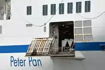 Detailaufnahme betreffend PETER PAN (IMO: 9217242) - Travemünde, 20.7.2019. Seitliche Ausfahrt für das obere Fahrzeugdeck. In Trelleborg legt PETER PAN   vorwärts  an und wird dann über die Seitenklappe und die Bugklappe entladen.