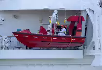 Hier ist vermutlich eine Routineübung auf der NORWEGIAN GETAWAY am Warnemünde Cruise Center zusehen. - 23.07.2019
