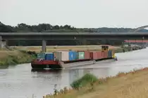Schubboot Schub Express 25 (05603880 , 16,50 x 8,15m) schob am 18.07.2019 zwei je 65m lange mit Containern beladene Leichter im Elbe-Seitenkanal zw. dem Schiffshebewerk Scharnebeck und Artlenburg Höhe km 109 zu Tal.