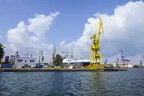 Gdánsk - Kräne an der Werft Danzig - Nachfolger der bis 1990  bestehenden Leinwerft. Die Danziger Schiffswerft ist eine der größten Werften Polens. Sie liegt westlich des Weichsel-Mündungsarms Martwa Wisła auf der Insel Ostrów (Holm). Aufnahme: 13. August 2019.