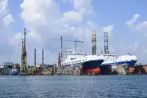 Gdánsk - Schiffbau in der Danziger Werft. Die heutige Werft geht auf die 1844 gegründete Kaiserliche Werft (ab 1919 Danziger Werft und Eisenbahnwerkstätten) und die 1890 gegründete Zweigwerft der Elbinger Schichauwerft zurück. Im Jahre 1945 wurden die ursprünglichen deutschen Besitzer des Unternehmens durch den polnischen Staat enteignet. 1967 wurde die Werft in Stocznia Gdańska im. Lenina umbenannt. Seit 2006 ist der Name der Werft Stocznia Gdańsk Spółka Akcyjna (Die Werft Danzig AG). Aufnahme: 13. August 2019.