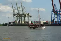 GLORIA am 14.8.2019, Hamburg, Elbe Höhe Övelgönne /
Frachtewer, Gaffelgetakelt, (Giek-Ewer) / Lüa 14,06 m, B 5,01 m / Segelfläche ca. 109 m² /  1 Diesel, Vetus-Deutz DT 43, 78 kW (106 PS, gebaut 1898 auf der Kremer-Werft in Elmshorn, restauriert 2001-2008 / 
