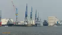 Hamburg am 30.4.2019: Blick auf die Ausrüstungskais und die überdachten Schwimmdocks der Werft Blohm+Voss /
