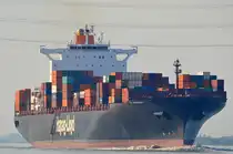 Die Al Manamah IMO-Nummer:9349538 Flagge:Liberia Länge:306.0m Breite:40.0m Baujahr:2008 Bauwerft:Hyundai Heavy Industries,Ulsan Südkorea einlaufend nach Hamburg bei Lühe am 28.08.19