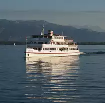 MS Austria im Bodensee vor Lindau am 12.09.2019. Die MS Austria ist: ein Passagierschiff für Tagesausflüge; Heimathafen: Bregenz; Eigner seit 2006 Vorarlberg Lines; Bauwerft: Schiffswerft Korneuburg; Stapellauf 1939.
Länge 59,9m; Breite 11,2m; Tiefgang 1,95m; Verdrängung 458 t; Maschinenleiseun 1492 PS; Höchstgeschwindigkeit 17,12 kn (= 32 km/h); Zugelassene Passagierzahl 1200. (Info-Quelle: Wikipedia)