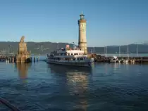 MS Austria im Bodensee fährt durch die Hafeneinfahrt Lindau ein, am 12.09.2019. Die MS Austria ist: ein Passagierschiff für Tagesausflüge; Heimathafen: Bregenz; Eigner seit 2006 Vorarlberg Lines; Bauwerft: Schiffswerft Korneuburg; Stapellauf 1939.
Länge 59,9m; Breite 11,2m; Tiefgang 1,95m; Verdrängung 458 t; Maschinenleiseun 1492 PS; Höchstgeschwindigkeit 17,12 kn (= 32 km/h); Zugelassene Passagierzahl 1200. (Info-Quelle: Wikipedia)