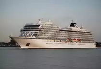 Die Viking Jupiter der Reederei Viking Ocean Cruises auf ihrem Seeweg von Kopenhagen nach Gdansk beim Auslaufen am Abend des 14.09.2019 um 19:08 Uhr in Warnemünde.