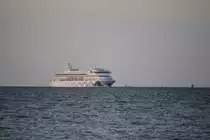 Die Aidaaura der Rostocker Reederei Aida Cruises auf Ihrem Seeweg von Rönne nach Bergen beim Einlaufen am Abend des 14.09.2019 in Warnemünde