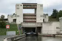 Blick vom Unterwasser auf die Schleuse Bachhausen im Main-Donau-Kanal am 07.09.2019. Von der Donau kommend fahren Wasserfahrzeuge bis hierher zu Berg. Nach dieser Schleuse bis zur Schleuse Hilpoltstein auf der Scheitelhaltung und danach zu Tal Richtung Main. 