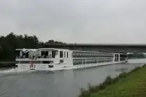 KFGS Viking Atla (07001968 , 135 x 11,45m) am 09.09.2019 auf Bergfahrt im Main-Donau-Kanal Höhe Heuberg. Der Abstand zw. Schiff und Strassenbrücke ist nicht ganz so eng wie dies der Optische Eindruck zu vermitteln versucht.