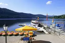 Titisee im Schwarzwald, Schiffsanlegestelle mit MS  Carola  und Ausflugsbooten, Sept.2019