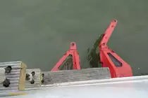 CAP SAN DIEGO am 14.7.2019, Hamburg, Elbe, Detail: offenes Dockschloss mit dem das Schiff an seinem Liegeplatz an der Überseebrücke fest verankert wird, in der Öffnung liegt der Dalben, um den dann der lange Hebel  geklappt und mit einem Bolzen gesichert wird, davon gibt es 2 Stück auf der Backbordseite  /