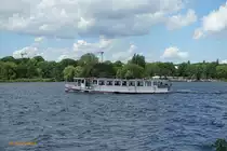 SUSEBEK am 13.6.2019, Hamburg, Außenalster /
Ex-Name: HENRY DÖHRENS (bis 1946) / 
Alsterschiff / Lüa 20,5 m, B 5,1 m / 1 MWM-Diesel 3-Zyl. 60 PS, mit Schacht / 1937 bei August Pahl, Hamburg-Finkenwerder / 1977 umgebaut auf Einmannbetrieb mit Anlegemagneten, Daimler-Benz-Diesel 79 kW ohne Schacht, 131 PS, Tg 1,59 m, 180 Pass. / Umbau 1995, was?, 80 Pass. /
