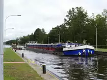 Kein Feiertag für GMS REGINA (ex Erni Anna, ex Marita II) Hamburg HHD4944, ENI 04020980 hier beim Einlaufen in Schleuse Witzeeze zu Tal Richtung Lauenburg; Elbe-Lübeck-Kanal, 03.10.2019
