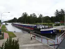 Die Schleusenkammer ist nur 0,5 m länger als das Schiff (80,5m / 80m) Da ist Können erforderlich! GMS REGINA (ex Erni Anna, ex Marita II) Hamburg HHD4944, ENI 04020980 beim Einlaufen in Schleuse Witzeeze zu Tal Richtung Lauenburg; Elbe-Lübeck-Kanal, 03.10.2019
