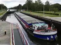 Der Pegel vom Unterwasser ist erreicht, die Schleusentore sind geöffnet; GMS REGINA (ex Erni Anna, ex Marita II) Hamburg HHD4944, ENI 04020980 in Schleuse Witzeeze; Elbe-Lübeck-Kanal, 03.10.2019
