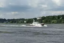 LOTSE 4 (2) am 21.8.2019, Hamburg, Elbe, vor dem Bubendeyufer /

Lotsenversetzschiff / Lüa 17,97 m, B 4,82 m, Tg 1,25 m / 2 Diesel ges. 720 kW, 980 PS, 20 kn / Bes.: 1 Schiffsführer, 1 Schiffsmechaniker / 2013 bei Schiffswerft Hermann Barthel GmbH , 4.2.2013 Taufe / Eigner: Hamburg Port Authority (HPA) /
