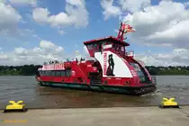 ELBMEILE (1) (ENI 04803440) am 21.8.2019 mit Werbung „Pretty Woman“: Hamburg, Elbe, am Anleger Bubendeyufer /

Hafenfährschiff  HADAG-Typ 2000 / Lüa 29,94 m, B 8,15 m, Tg 1,7 m / 2 Diesel, Volvo-Penta D12-450,  ges. 662 kW, 2 Ruderpropeller, 12 kn, 1 Querstrahlruder / 250 Pass. / gebaut 2005 bei SSB, Oortkaten /
