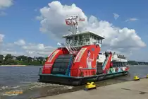 HAMBURGENSIE (ENI 04810920) am 21.8.2019, Hamburg, Elbe, vor dem Anleger Bubendeyufer /

Fährschiff Typ 2000 / HADAG / Lüa 29,92 m, B 8,26 m, Tg 1,7 m / 2 Diesel, Volvo Penta D 13-C, ges. 662 kW (900 PS), 2 Ruder-Propeller, SRP 200, 12 kn / max. 250 Pass., Sitzplätze Hauptdeck 124, Oberdeck 88 / 2013 bei SSB, Oortkaten, Hamburg / Fahrtgebiet: Binnenwasserstraßen bis zur Seegrenze / dieses Schiff wurde als 13. dieses Typs in Dienst gestellt /
