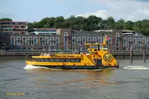 TOLLERORT (1) (ENI 048 05060) am 21.8.2019, Hamburg, Elbe, Höhe Neumühlen /
Einmann-Fährschiff Typ 2000 / HADAG / Lüa 29,95 m, B 8,15 m, Tg 1,7 m / 2 Diesel, 2 Ruder-Propeller, 12 kn / 2016 Zulassung für  380 Pass. / gebaut 2006 bei SSB, Oortkaten, Hamburg /

