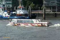 HANSEAT (ENI 04807010) am 21.8.2019, Hamburg, Elbe Höhe Neumühlen /

Barkasse / Lüa 18 m, B 4,8 m, Tg 0,8 m / 1 Diesel, Iveco N67 ENT M40, 6-Zyl., 5,9 l,  199 kW, 271 PS, 1 Propeller / max. 80 Fahrgäste / 2008 bei Kiebitzberg Schiffswerft, Havelberg / Eigner: Barkassen Meyer, Hamburg /
