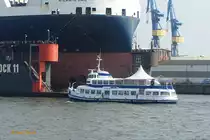 TONNE am 30.4.2019, Hamburg, Elbe vor der Werft Blohm+Voss /

Ehem. Hafenfährschiff TONNDORF der HADAG / Typ IIIc / BRT 265 / Lüa 30,18 m, B 8,16 m, Tg 3,18 m / 1 MaK-Diesel mit Getriebe, 370 PSe, 1 Prop., 4 Flügel, D=2130 mm, 11 kn / 1960 bei Sietas, Hamburg-Neuenfelde / 2007 an Kapt. Schwarz verkauft / 14.8.2009 als TONNE wieder im Dienst für Ausflugssonderfahrten und Eventschiff /
