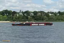 HERMANN HANSEN (H 2220) am 21.8.2019, seitwärts geschleppt von der Barkasse HANSEN SIEN II (ENI 05102080), Hamburg, Elbe Höhe Bubendeyufer /
 
Spitzschute / gebaut 1958, Umbau 2011 / Ladekapazität: 70 Euro-Paletten, max. 140 Tonnen /
