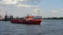 OBERSPRITZENMEISTER REPSOLD (ENI 05109880) am 14.8.2019, Hamburg, Elbe an der Schlepperstation Neumühlen /

Feuerlösch- und Ambulanzboot der Berufs-Feuerwehr Hamburg; Funkname. Florian Hamburg 35 LAB /  Lüa 28,58 m, B 5,64 m, Tg 1,75 m / 1 MTU-Diesel, 552 kW (750 PS) , 13 kn / Feuerlöschpumpe: 12.000 l/min, Wasserwerfer: hydraulisch ausfahrbarer Wasser- und Schaumwerfer, 5200 l/min / absenkbares Steuerhaus / gebaut 1985 bei Heinrich Grube, HH-Oortkaten /
