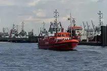 OBERSPRITZENMEISTER REPSOLD (ENI 05109880) am 14.8.2019, Hamburg, Elbe an der Schlepperstation Neumühlen /

Feuerlösch- und Ambulanzboot der Berufs-Feuerwehr Hamburg; Funkname. Florian Hamburg 35 LAB /  Lüa 28,58 m, B 5,64 m, Tg 1,75 m / 1 MTU-Diesel, 552 kW (750 PS) , 13 kn / Feuerlöschpumpe: 12.000 l/min, Wasserwerfer: hydraulisch ausfahrbarer Wasser- und Schaumwerfer, 5200 l/min / absenkbares Steuerhaus / gebaut 1985 bei Heinrich Grube, HH-Oortkaten /
