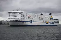 Die TT-Line Fähre Peter Pan auf ihrem Seeweg von Trelleborg nach Travemünde via Rostock beim Einlaufen in Warnemünde.12.10.2019