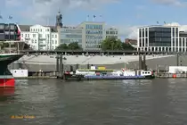 TMS 4 (ENI 04402890) am 21.8.2019, Hamburg, Elbe, an der schwimmenden Tankstelle Johannisbollwerk  /

Ex-Namen:  BP 35; BP Olex 35; Müritz / 

Bunkerboot / Lüa 32,22 m, B 5,56 m, Tg 1,80 m / Ladekapazität: 125 t, Ladevolumen: 150 m³ Gas- Dieselöl, 20 t Frischwasser, 14m³ Schmierstofftanks  / gebaut 1958 bei Scheel & Jöhnk in Hamburg / Eigner: HBS, Hamburger Bunker Service GmbH, Hamburg /
