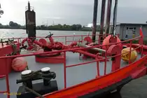 BRANDDIREKTOR KRÜGER (ENI 05108700)  am 13.10.2019, Detail: Vordeck mit Löschmonitor, Hamburg, Elbe Überseebrücke / 

Löschboot  der Feuerwehr Hamburg  / Lüa 23,38 m, B 5,6 m, Tg 1,96 m /1 MTU-Diesel 552 kW,750 PS, 1 Verstellpropeller, Becker-Ruder, 13 kn / 1982 bei Menzer, Hamburg / 
