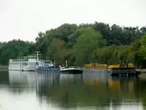 Blick auf die Liegestelle Bad Bodenteich im Elbe-Seitenkanal am 23.09.2019. Das KFGS Saxonia (07001736 , 82 x 9,50m) und das GMS Atlantis (04002240 , 80 x 8,22m) haben Feierabend gemacht. 