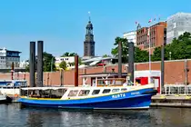 Barkasse MARTA am 3.9.2018 im Hafen von Hamburg.
Baujahr: 1966,Bauwerft: Oelkers, Hamburg - Länge 21,21 m, Breite 5,45 m, Tiefgang 1,73 m, Leistung 225 PS, Fahrgäste 100, ENI-Nr. 5107450