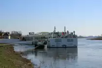 KFGS Viking Astrild (07002023 , 110 x 11,45m) lag am 25.03.2020 am Anleger Kleinwittenberg / Elbe. 