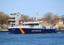das Zollboot Darss beim Einlaufen am 19.04.2020 in Warnemünde.