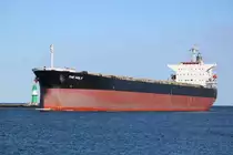 Der Bulker The Holy auf dem Seeweg von Dubai nach Rostock-Überseehafen beim Einlaufen am Vormittag des 19.04.2020 in Warnemünde. 