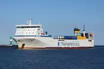Die 153,9 m lange RoRo-Güter Fähre Seagard der Reederei Transfennica auf ihrem Seeweg von Kotka nach Lübeck beim Einlaufen in Warnemünde am 19.04.2020