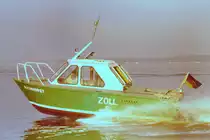 Zollboot BUCHHORST im Jahr 1980 in der Pötenitzer Wiek.Das Dienstboot hatte Jetantrieb und wurde von Beamten des Landzolldienstes, nicht des Wasserzolldienstes, gefahren. Es wurde im Juli 1979 der Grenzaufsichtsstelle (GASt) Priwall (zugehörig zum Hauptzollamt Lübeck-Ost, Zollkommissariat Lübeck-Süd) als Neubau zugewiesen.


