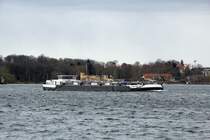 TMS Dettmer Tank 132 (02338105 , 86 x 9,60m) am 30.03.2020 im Jungfernsee / Sacrow-Paretzer-Kanal / UHW auf Bergfahrt nach Berlin-Spandau.