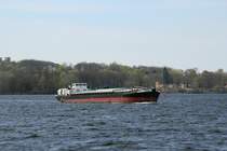 GMS Calbe (04030850 , 67 x 8,20m) am 15.04.2020 Jungfernsee / Sacrow-Paretzer-Kanal / UHW auf Bergfahrt zum Berliner Westhafen. Im Hintergrund Teile von Potsdam (Cecilienhof / Meierei). 