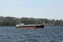 GMS Calbe (04030850 , 67 x 8,20m) am 15.04.2020 Jungfernsee / Sacrow-Paretzer-Kanal / UHW auf Bergfahrt zum Berliner Westhafen. Im Hintergrund Teile von Potsdam (Cecilienhof / Meierei). 