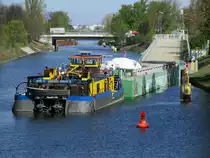 RoRo-GSL Ursus (04810440 , 64,50 x 9,50m) & Schubboot Birk-B (05801510 , 21,65 x 8,17m) hatten am 16.04.2020 wieder einen Siemens-Gasturbinen-Transport. Der Wasser-Transport geht vom Charlottenburger Verbindungskanal zum Berliner Westhafen. Dort werden die Turbinen zwischengelagert / umgeladen auf andere Leichter oder direkt mit dem RoRo-GSL Ursus zu den Seehäfen transportiert. 