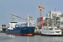 LUNAMAR (IMO 9194048, links im Bild, bringt Hafer aus dem finnischen Kalajoki für die Firma Brüggen. Hier am 27.04.2020 in Lübeck unweit besagter Firma. Rechts im Foto ist das Fahrgastschiff MARITTIMA zu sehen.