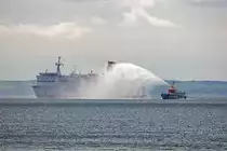 Stena Line beendet die Fährverbindung Sassnitz-Trelleborg, die sogenannte Königslinie. Zum Abschied wird die „Sassnitz“ (IMO 8705383) von mehreren Schiffen und Booten begleitet, wie Harro Koebke, Fairplay 25, Stoltera und einigen anderen. - 28.04.2020