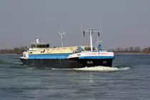 TMS Sonia (ENI:06004229) L.85,85 B.9,50m To.1677 am 06.04.2020 auf dem Rhein in Xanten zu Berg.