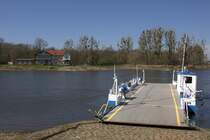 Gierseil-Fähre Coswig / Anhalt lag am 25.03.2020 untätig am Ostufer , Fährfahrten waren nicht möglich.