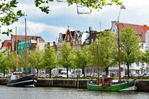Besan-Ewer MATHILDE (Baujahr 1914, rechts im Bild) und Gaffelketsch SIRIUS (Baujahr 1942) am 04.05.2020 an der Untertrave in Lübeck