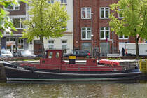 Schlepper RIXDORF am 04.05.2020 in Lübeck, Untertrave. Das Schiff wurde 1935 als Motorschlepper und Werkstattschiff für die Kanalverwaltung des Dortmund-Ems-Kanals auf der Werft Berninghaus, Kölner Werft, erbaut. Für den Einsatz als Werkstattschiff zum Einsatz auf dem Dortmund-Ems-Kanal erhielt das Schiff eine umfangreiche werkstatt- und maschinentechnische Ausrüstung.1944 wurde das Fahrzeug durch Bombensplitter im Bereich der Vorderkajüte beschädigt.1949 wurde die Originalmaschine Deutz SAM 220 durch einen MWM RHS 422 S ersetzt.1972 erfolgte eine Grundinstandsetzung, wobei das Fahrzeug zum Motorschlepperumgebaut wurde; die zusätzlichen Maschinen- und Werkstatteinrichtung wurde demontiert und verschrottet. Die Hauptmaschine wurde durch einen Deutz SF6 FM 716 ersetzt. Ferner wurde der ehemalige Werkstattraum zur Kombüse umgebaut, ein WC eingebaut und die Vorderkajüte überarbeitet. Das Einsatzgebiet des Schiffes war als Schlepper in der Baggerei.1983 wurde das Schiff an das Wasser- und Schiffahrtsamt Lauenburg, Abz. Mölln übergeben, wo es 1986 außer Dienst gestellt wurde. Seit 1987 ist das Schiff in Privatbesitz. 